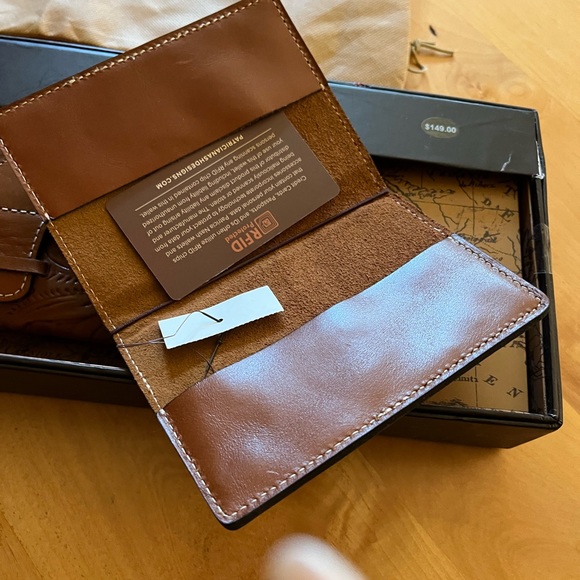 Patricia Nash tooled leather travel set w/ bag - Picture 7 of 11